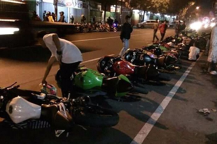 Bukan kecelakaan tetapi gawen komunitas Ninja 250 mendurkan motor di pinggir jalan, cara mengekspresikan diri komunitas motor zaman now