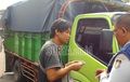 Truk yang Lakukan Bongkar Muat di Jalan, Siap-siap Dirazia Petugas