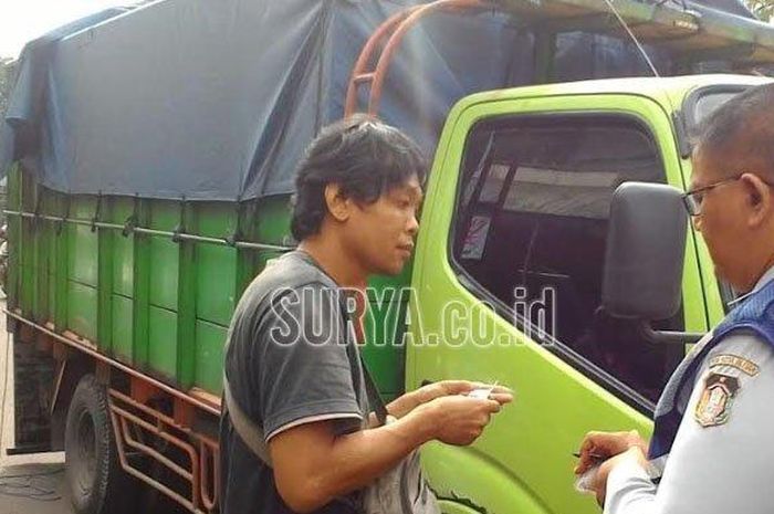 Petugas Dishub Kota Blitar memeriksa surat-surat kendaraan angkutan barang yang diduga hendak bongkar muat di Jl Mawar, Kota Blitar 