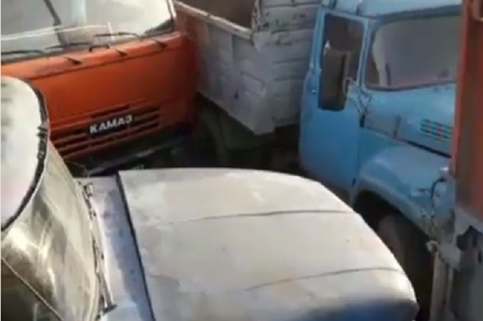 Truk saling berebut jalan keluar