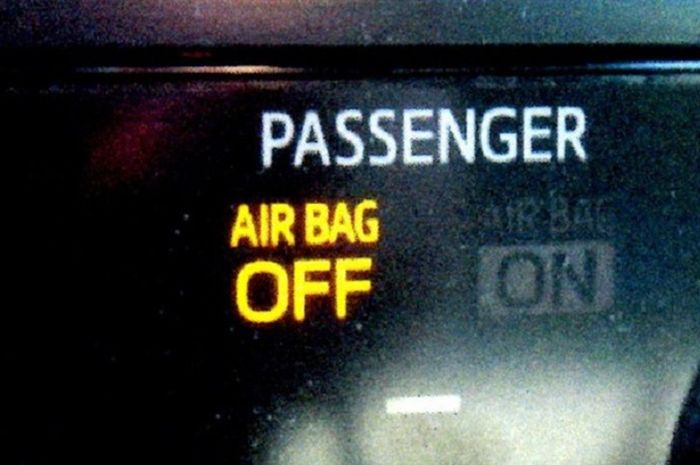 Passenger airbag off