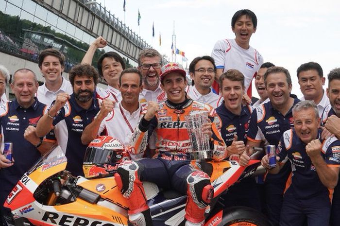 Marc Marquez dan timnya merayakan kemenangan di MotoGP Rep Ceska di sirkuit Brno