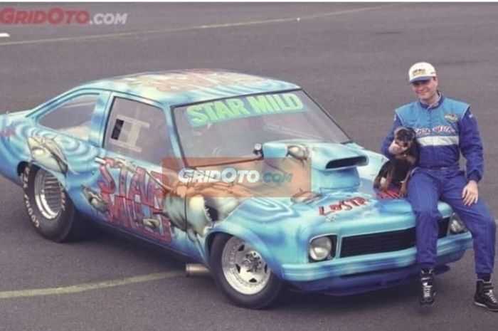 Robert Paul dengan mobil drag race andalannya pada tahun '90-an