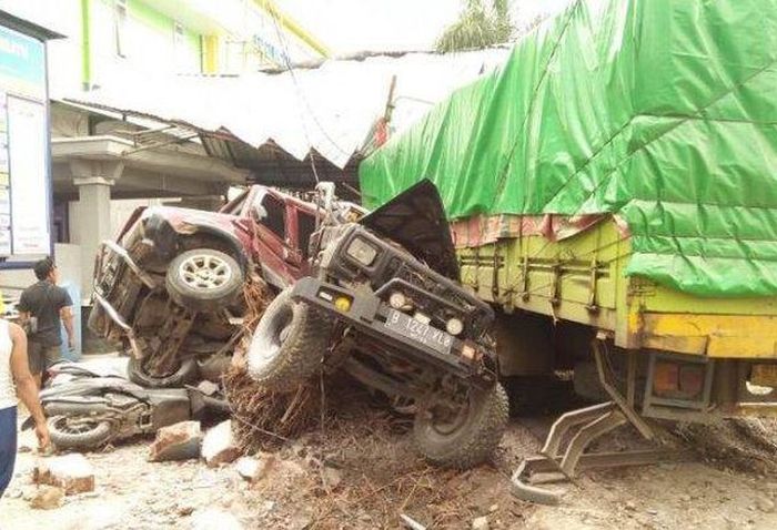 Kecelakaan maut di Bumiayu, truk hantam area parkir RS Siti Aminah