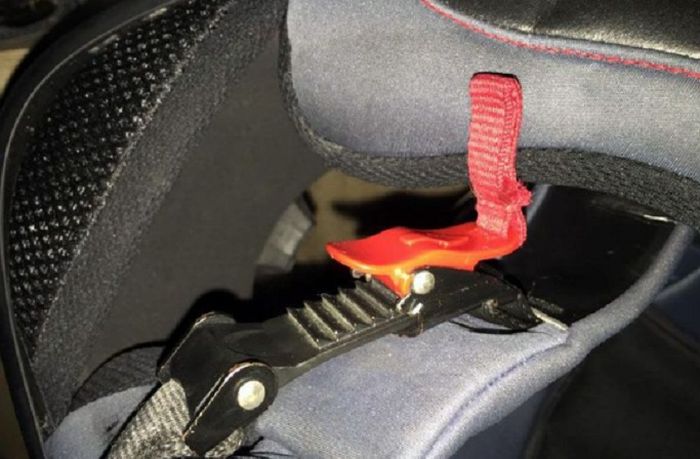 Model pengait helm micro metric