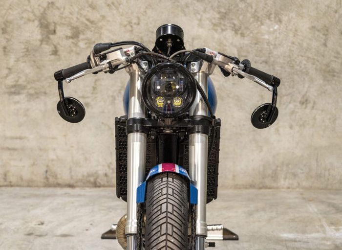 Tampang depan dari KTM 300 EXC cafe racer ini