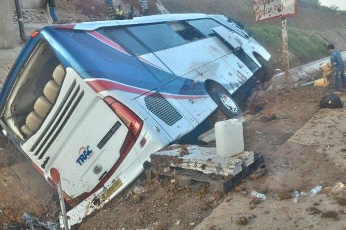 rombongan Gereja asal Jakarta usai berkunjung ke Kediri, mengalami kecelakaan di kilometer 351 Ruas Tol Batang-Pemalang, Minggu (6/1/2019). 