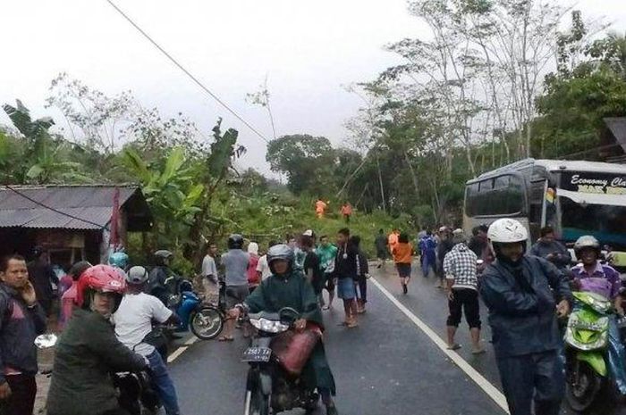 Tebing yang berada di pinggir Jalan Magelang - Purworejo longsor, material longsor sampai menutup akses jalan utama