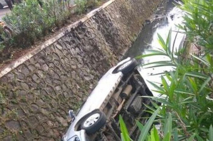 Toyota Avanza nyemplung di parit di Kelapa Gading.