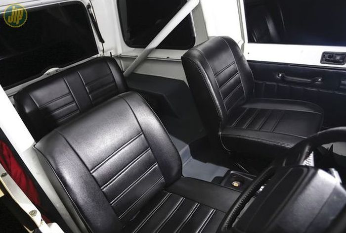 Interior Jeep CJ-6 custom ini masih dipertahankan supaya tetap terlihat klasik