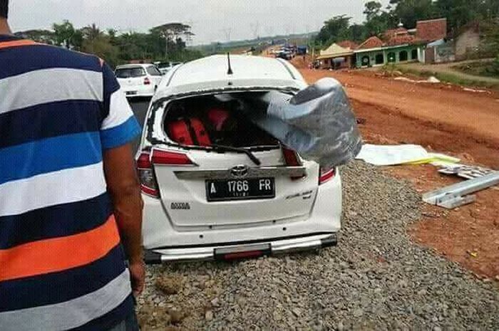 Mobil putih berplat nomor A 1766 FT tabrak pembatas jalan