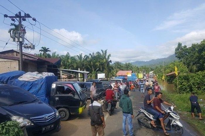 Ratusan Kendaraan Terjebak Banjir di Jalan Nasional Kawasan Ladang Rimba Aceh Selatan (Tribunnews.com - Mentah)