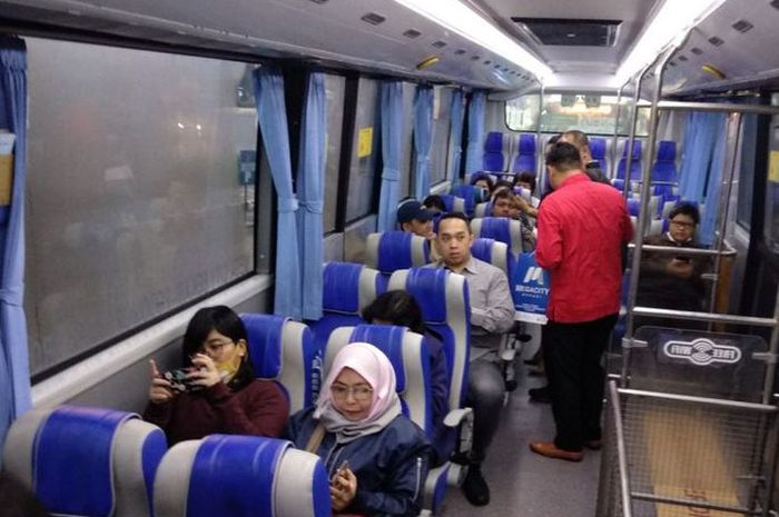 Ilustrasi. Menggunakan transportasi Bus Transjakarta Premium.