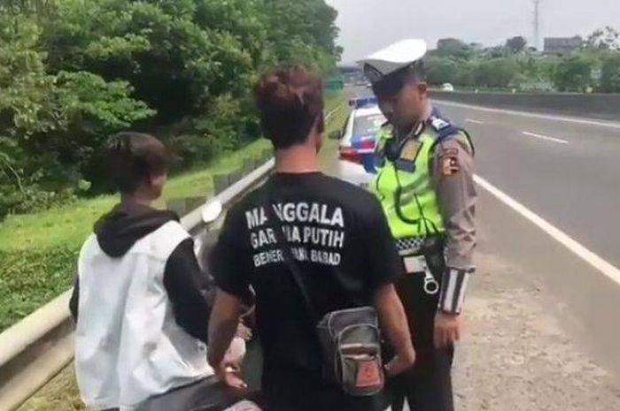 Pengendara motor diberhentikan oleh Petugas Jalan Raya (PJR) Cipularang karena berada di dalam tol