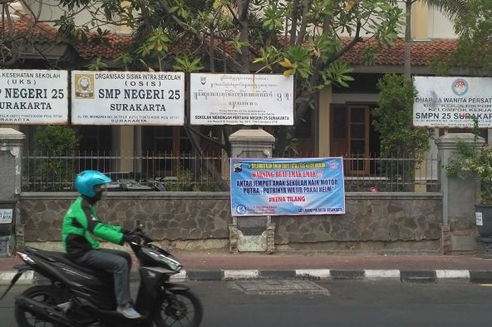 Spanduk imbauan kepada orang tua pengantar anak sekolah dipasang di depan SMPN 15 Solo, 