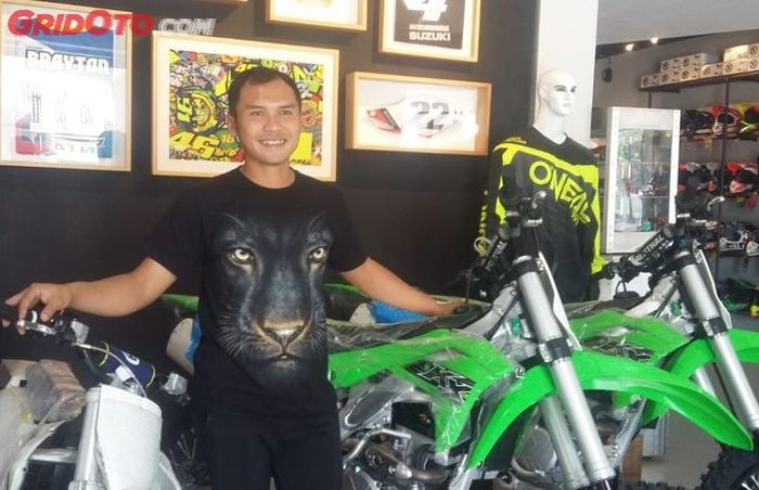 Hendriansyah dengan motor dual purpose miliknya