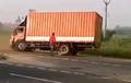 Ngeri Truk Kesurupan Bikin Supir Bingung Simak Videonya