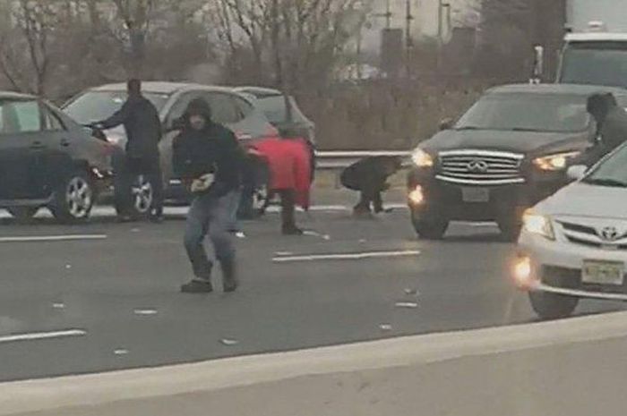 Hujan uang ini tidak disia-siakan warga setempat