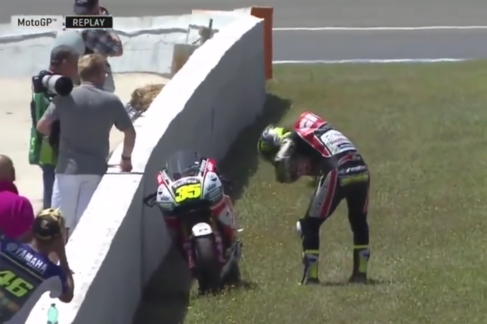 Cal Crutchlow saat berusaha mengeluarkan tawon dari baju balapnya