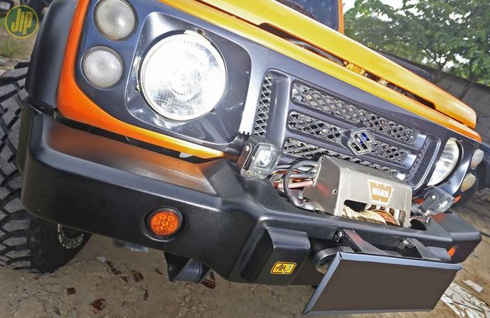 Muka Suzuki Jimny diremajakan dengan grill milik Suzuki Jimny Caribian. Bumper custom garapan sendiri dipasangi winch Warn 9000.