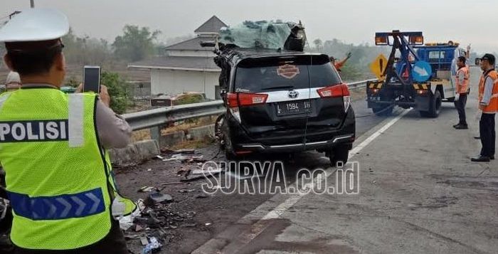 Toyota Innova hantam bak truk di tol Sumo, lima tewas