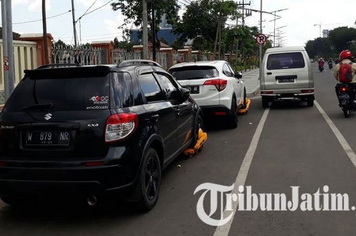 Ilustrasi penggembokan mobil yang parkir sembarangan