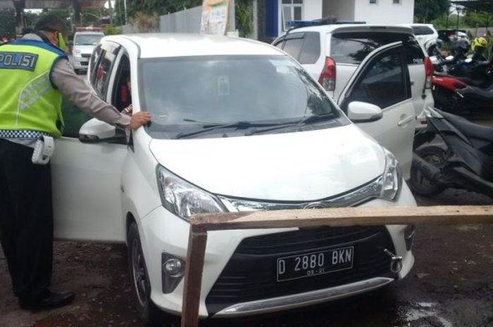 Toyota Calya diduga milik pemudik. Ganti pelat nomor Bandung