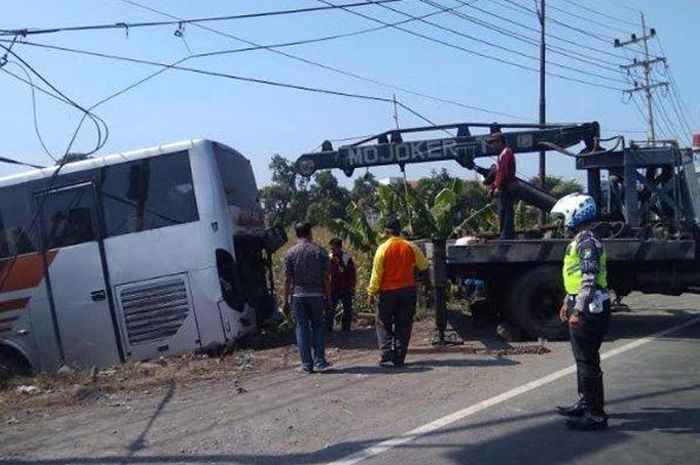 Proses evakuasi terhadap bus Eka yang terperosok ke sawah di Pertigaan Jampirogo, Mojokerto, (20/11/2018) 