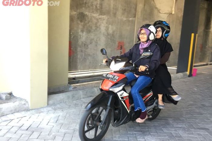 Ilustrasi wanita bonceng motor