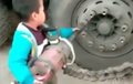 Tonton! Aksi Ajaib Bocah Kecil Coba Ganti Ban Truk