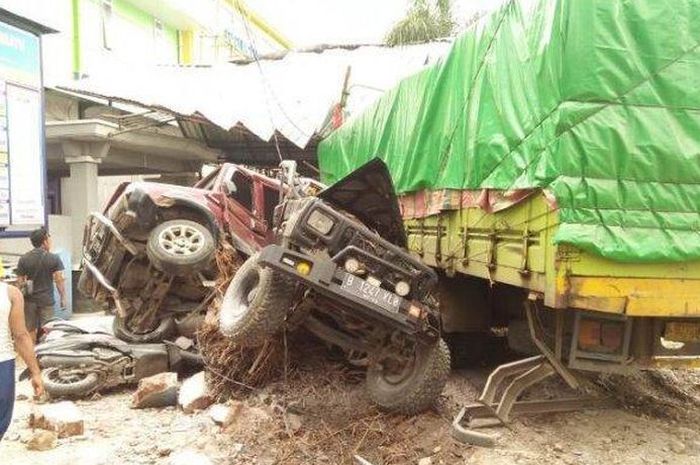 Foto ilustrasi, kecelakaan terjadi antara Isuzu Panther vs dump Truck