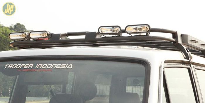 Penambahan roof rack pada atap Isuzu Trooper untuk antisipasi barang bawaan saat turing bersama KTI. 