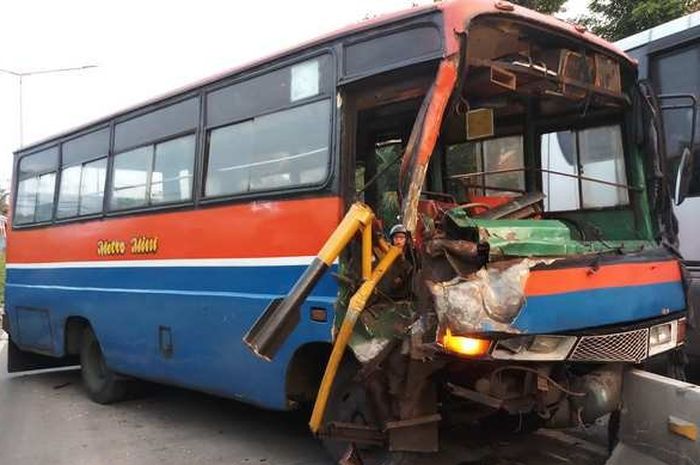 Metromini ugal-ugalan tabrak pembatas jalan busway