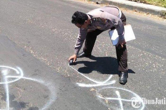 Ilustrasi petugas saat melakukan olah TKP di lokasi kecelakaan 