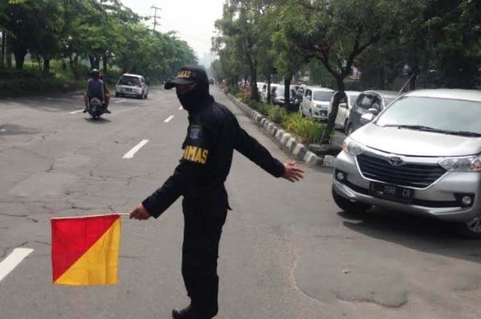 Petugas linmas mengatur jalan di Kota Surabaya