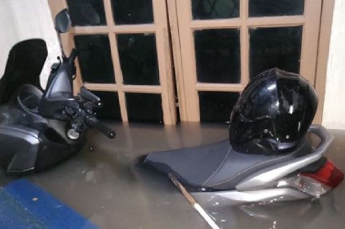 Yamaha NMAX terendam banjir di Bekasi.