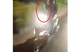 Video Kelakuan Kids Zaman Now Ngegas Motor Kaki Diangkat, Langsung Ambruk
