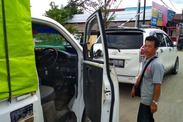 Bambang (50) usai keluar dari mobil pikapnya, yang menjadi saksi bisu raibnya uang ratusan juta serta perhiasan, yang akan digunakan untuk membeli mobil