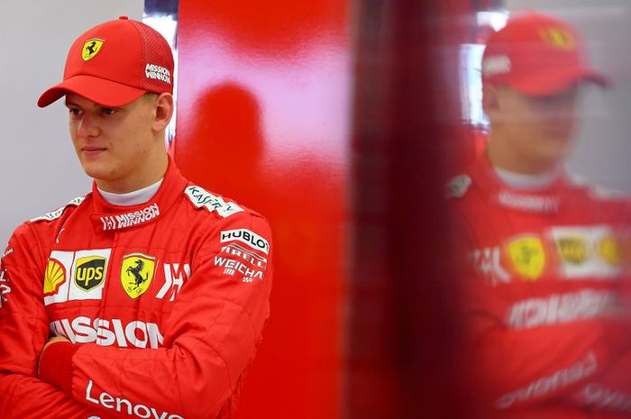 Mick Schumacher berseragam Ferrari, orang langsung teringat ayahnya yang juga legenda F1 Michael Schumacher
