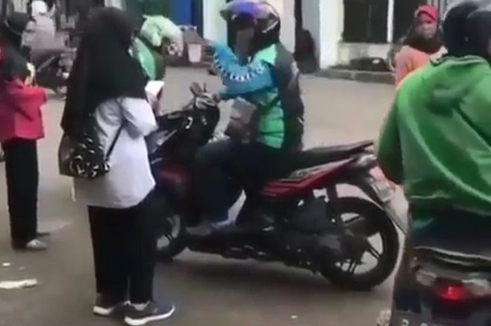 Seorang wanita dimaki pengendara ojek online karena membatalkan pesanan.