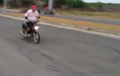 Video: Bergaya Stoppie Dengan Motornya Pria Berbadan Besar Ini Malah Terjungkal