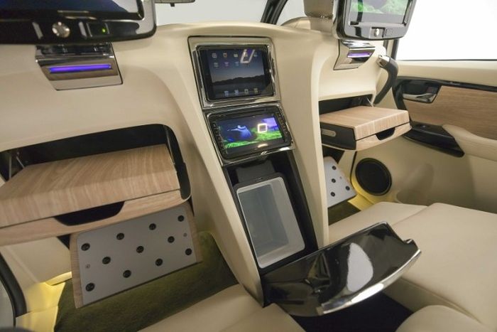Modifikasi interior Toyota Fortuner oleh DC Design