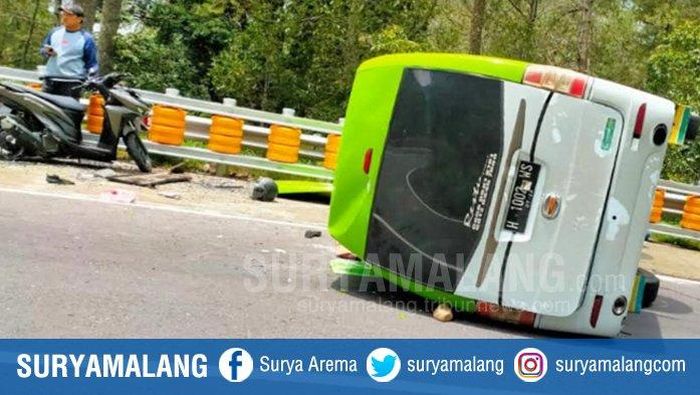 Kondisi mini bus yang terguling setelah menabrak 3 cewek kakak beradik yang tengah selfie di jalan Sarangan, Sabtu (21/3/2020)  