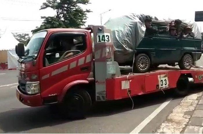 Suzuki Carry pakai cover mobil dinaikkan ke truk tertangkap polisi di Semarang. Ternyata isinya pemudik