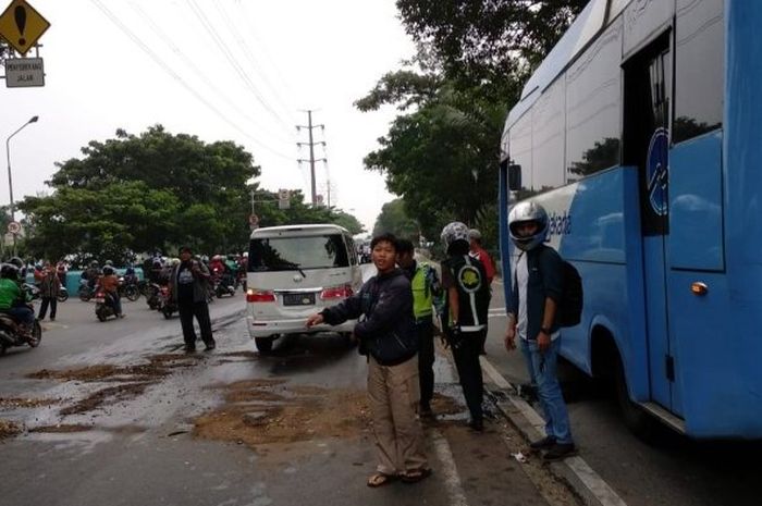 Imbas kebocoran oli bus Transjakarta di depan satpas Sim Jalan Daan Mogot, mengakibatkan jalan licin antrean panjang hingga 300 meter arah Tangerang. 