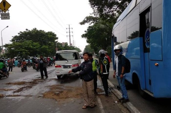 Imbas kebocoran oli bus Transjakarta di depan satpas Sim Jalan Daan Mogot, mengakibatkan jalan licin antrean panjang hingga 300 meter arah Tangerang. 