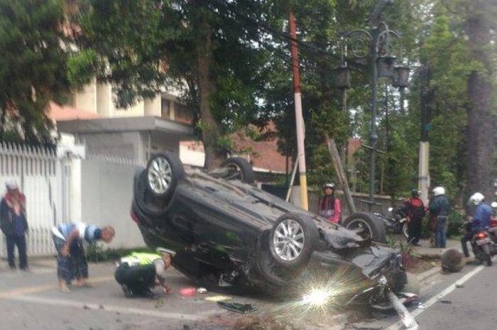 Mobil terbalik di Jalan Ir H Juanda setelah mengalami kecelakaan tunggal. 