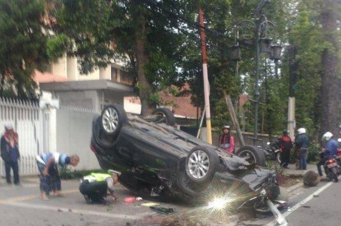 Mobil terbalik di Jalan Ir H Juanda setelah mengalami kecelakaan tunggal. 