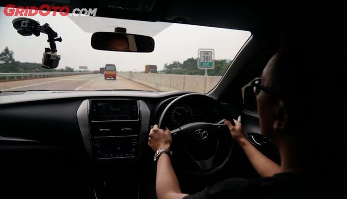 Ilustrasi mengemudi di jalan tol