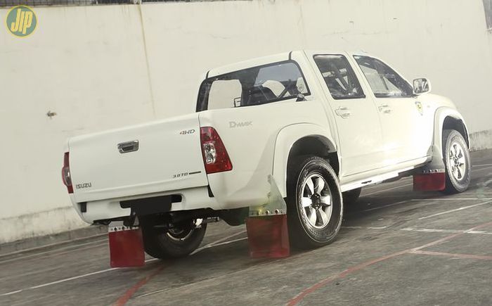 Seperti ini tampang Isuzu D-Max andalan seorang drifter, Adwitya Amandio 